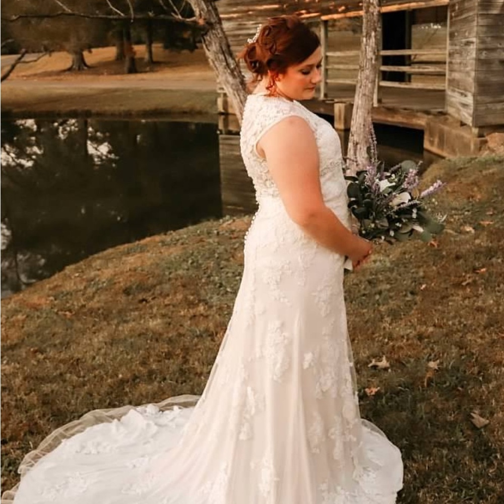 Elegant Cream Lace Wedding Dress